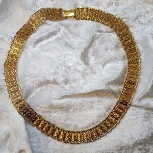 Vintage Monet Detailed Gold Tone 3/4-in Wide Choker Omega Necklace